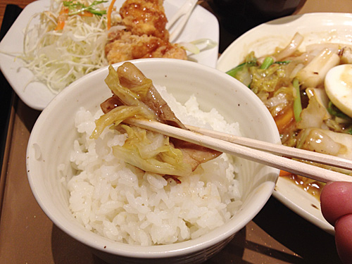 八宝菜と油淋鶏をごはんと一緒に