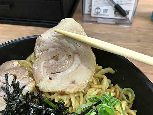油そばのチャーシュー