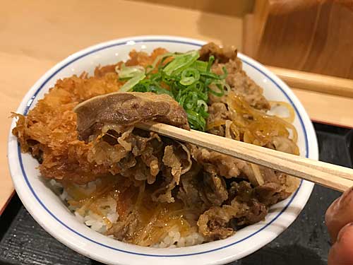 チキンカツの牛すき丼の牛肉