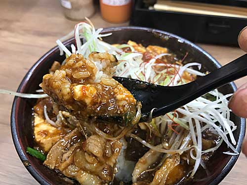 すたみな厚熱マーボー丼の具材とごはん