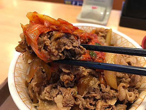 ねぎキムチ牛丼のごはんと牛肉とキムチ