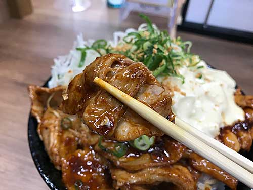 ガリタル辛すた丼の豚肉