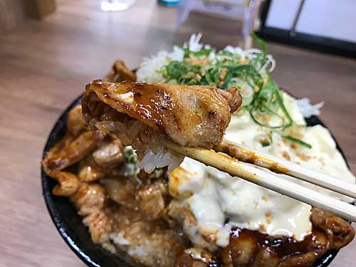 ガリタル辛すた丼のごはんと豚肉