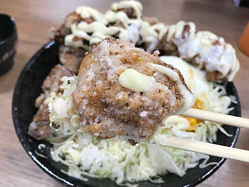 てりたま鬼盛りすたみな唐揚げ丼の鶏肉とごはん