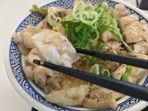 ねぎ塩鶏丼の鶏肉