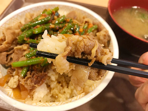 ニンニクの芽牛丼の牛肉とごはん