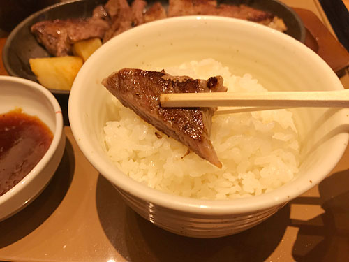 ビーフステーキとごはん