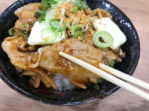 ドロ濃バタぽん豚丼の豚肉