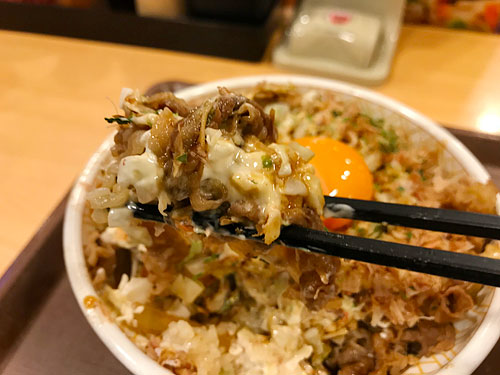 お好み牛玉丼のごはんと具材