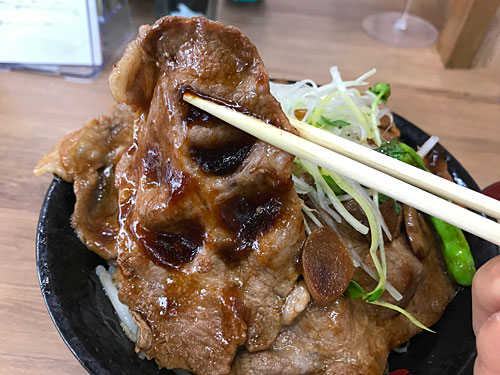 ダイナミックすたみなトンテキ丼の肉