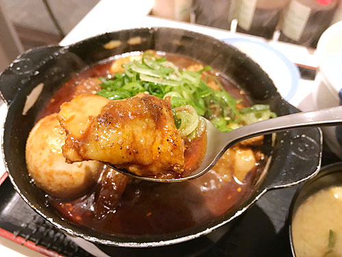 鶏と玉子の味噌煮込み鍋膳の肉