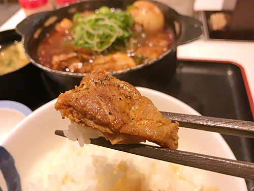 鶏と玉子の味噌煮込み鍋膳をごはんと一緒に