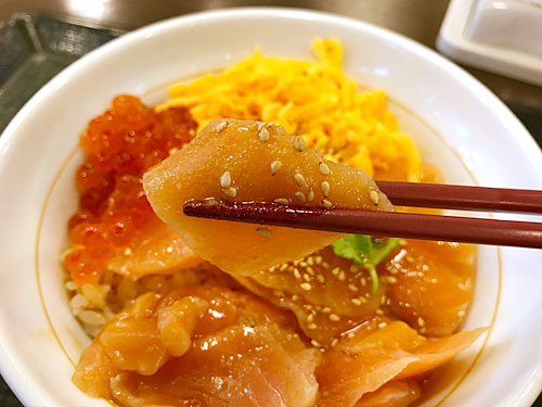 サーモンいくら丼のサーモン