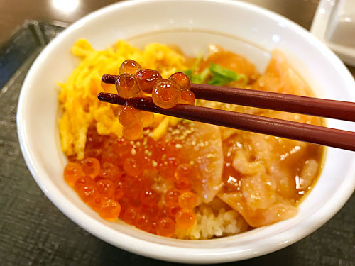 サーモンいくら丼のイクラ