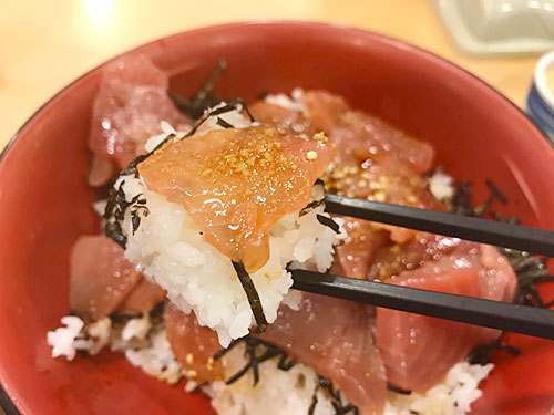鉄火丼のごはんとマグロ