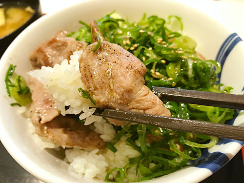 ネギ塩豚肩ロース丼のごはんと豚肉