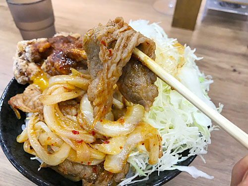 豪快すたみな唐揚げ牛焼肉合盛り丼　の牛カルビ焼肉