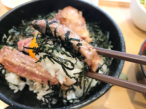 やわらかリブロースステーキとごはん