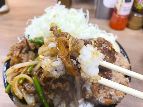 豪快唐揚げガリバタ牛カルビ合盛り丼をごはんと一緒に