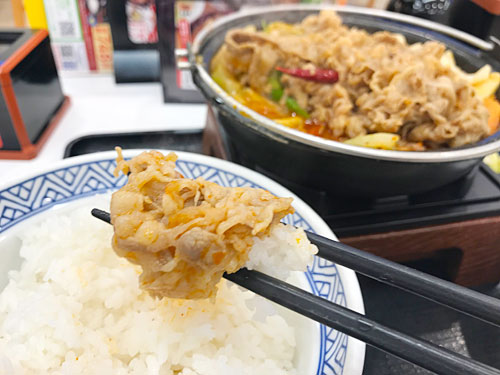 麻辣牛鍋をごはんと一緒に