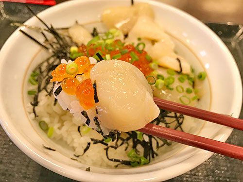 生いくらほたて丼の具材とごはん