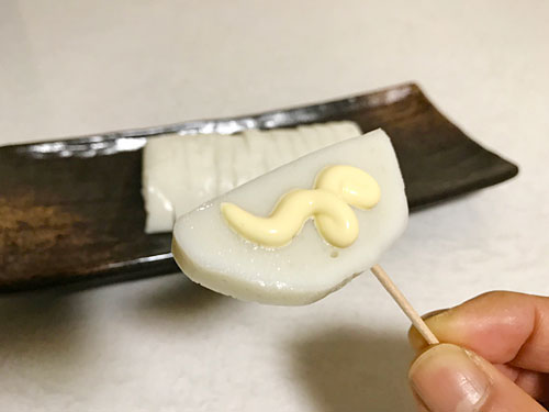 カマボコを一切れ