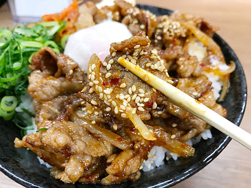 牛カルビ辛すた丼の豚肉