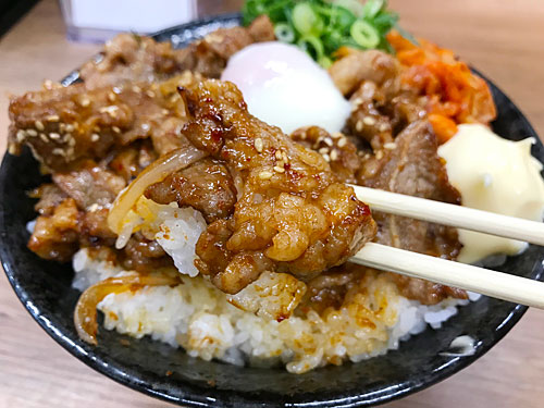 牛カルビ辛すた丼のごはんとトッピング