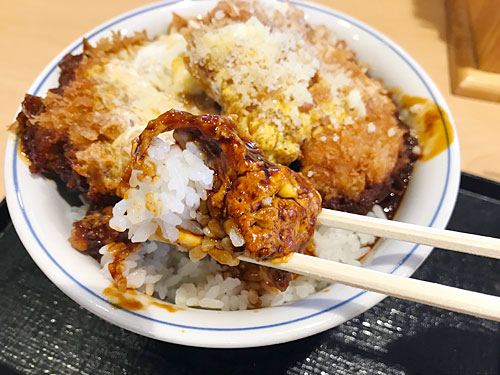 デミたまメンチカツ丼のごはんとカツ