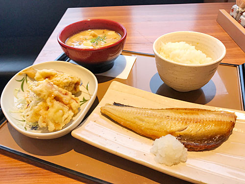やよい軒　豚汁としまほっけの定食