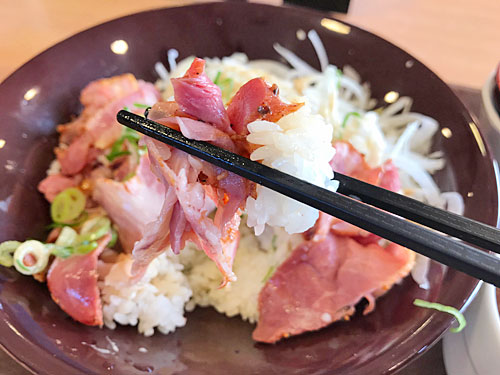 NYポーク丼の豚肉とごはん