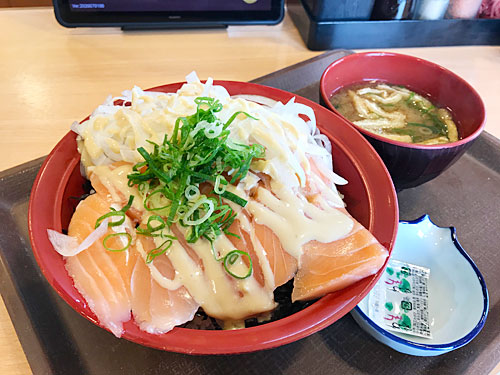 すき家　オニオンサーモン丼