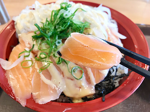 オニオンサーモン丼の具材