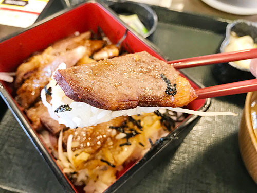 リブロースステーキ重の肉とごはん