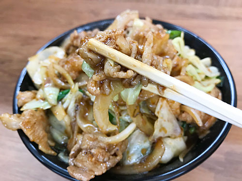 大とろホルモン焼肉丼の具材