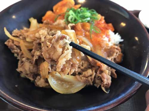 エビチリ牛丼の牛肉