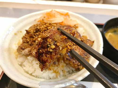 ポークステーキ丼の肉