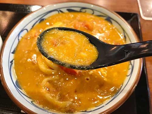 トマたまカレーうどんのスープ