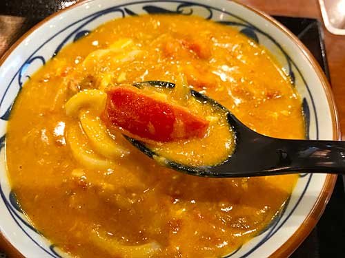トマたまカレーうどんのトマト