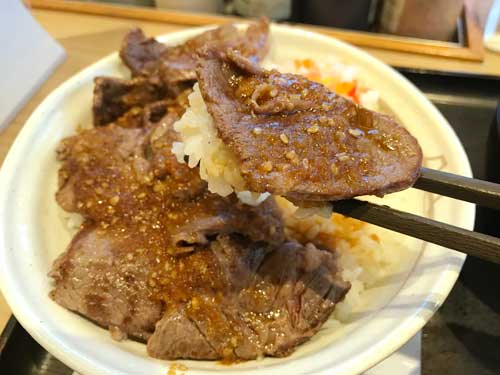 ビフテキ丼の肉とライス