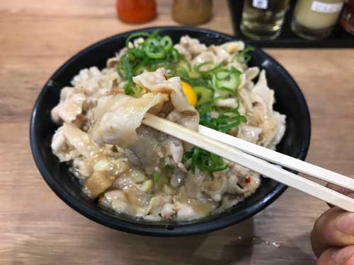 とんこつ背脂すた丼の肉