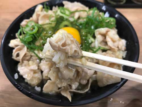 とんこつ背脂すた丼の肉とごはん