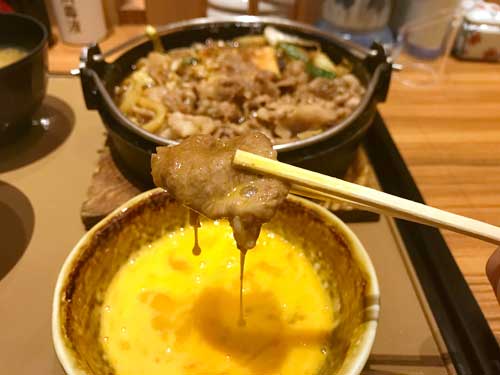 生卵にひたした牛肉