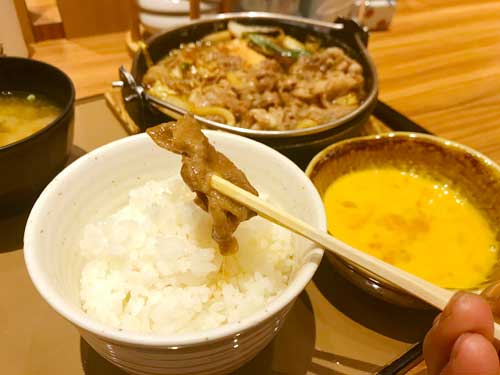 すき焼きとごはん