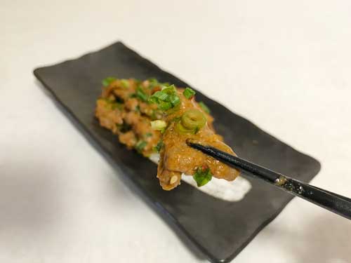 豚もつの味噌煮を一切れ