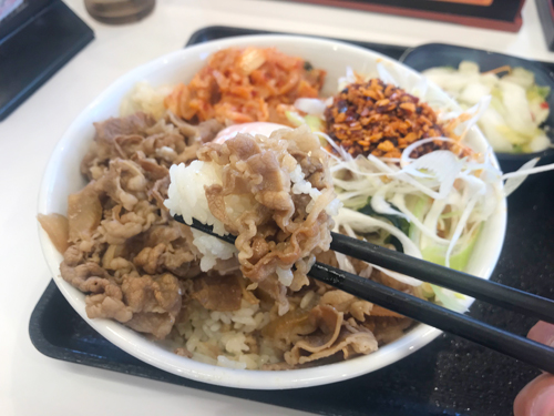 にこるんの牛丼の具材とごはん