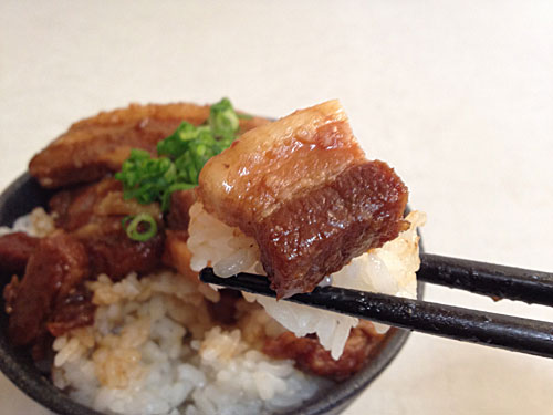 豚丼をひと口