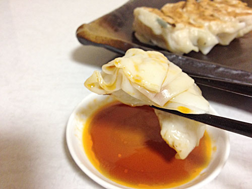 餃子をタレに浸して