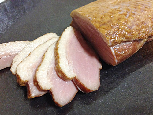 合鴨ロースのピンクの断面