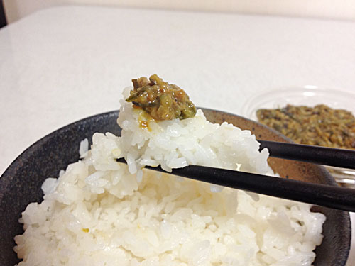青唐辛子味噌をごはんに乗せて